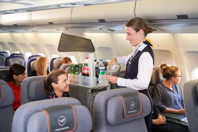 Không nên sử dụng quá nhiều rượu và chất kích thích trên máy bay