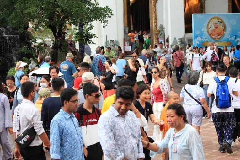 Du khách tham quan Chùa Wat Pho ở quận Phra Nakhon, Bangkok, Thái Lan, ngày 22/10. 