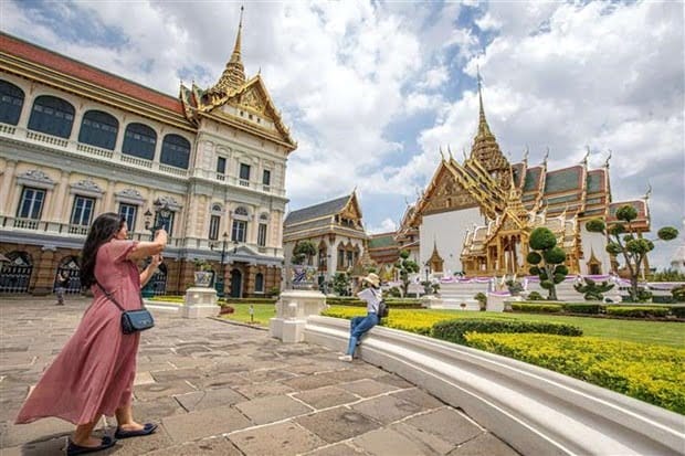 Khách du lịch tham quan Cung điện Hoàng gia Thái Lan ở Thủ đô Bangkok.