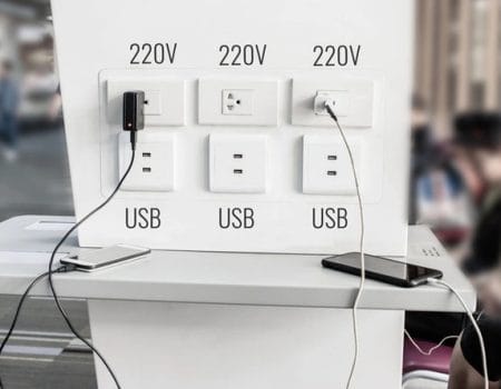 Những rủi ro mà bạn chưa biết khi sạc điện thoại tại sân bay