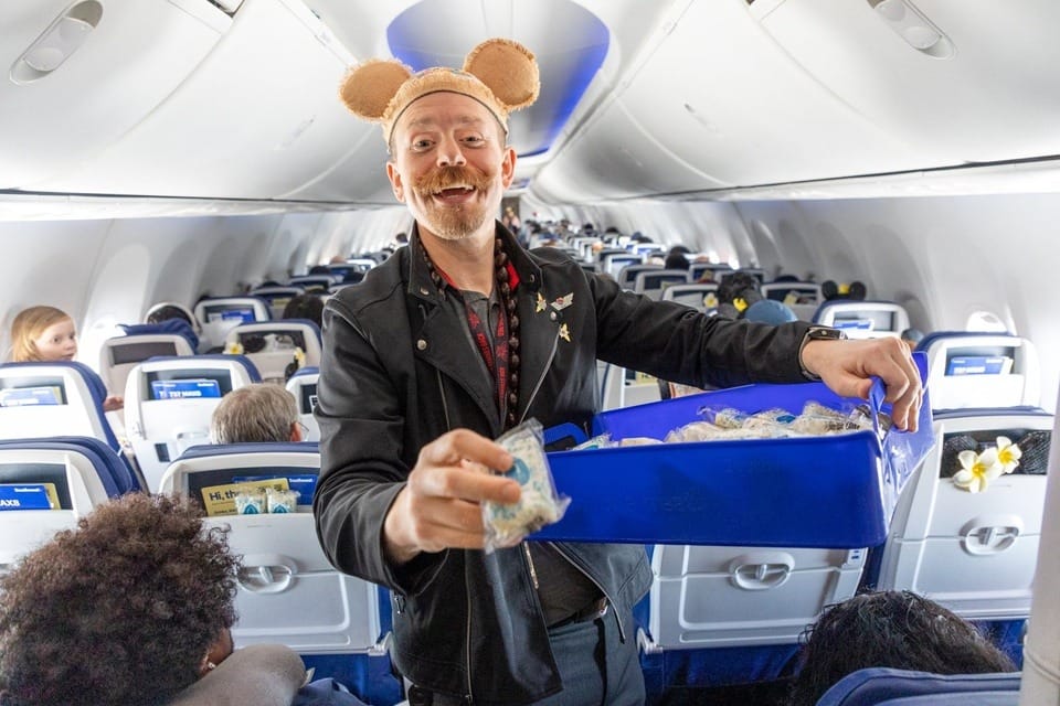 Tiếp viên hàng không của hãng Southwest Airlines phục vụ trên chuyến bay. 