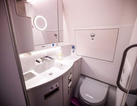 Bí mật đằng sau bồn cầu trên máy bay: Hệ thống xả thải độc đáo trên không Bí mật đằng sau bồn cầu trên máy bay: Hệ thống xả thải độc đáo trên không